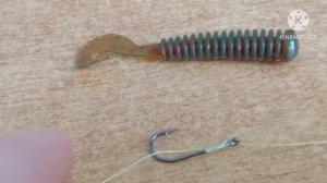 Как привязать одинарный крючок без узла на леску на отводной поводок на окуня !