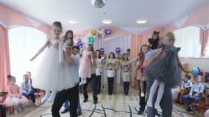Трогательный танец родителей и детей на выпускной. Выпускной в детском саду.