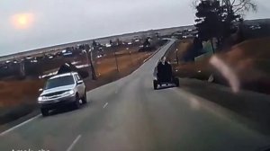 Под Рязанью двое нетрезвых товарищей выехали покататься на мотоблоке по трассе.  

В какой-то момент