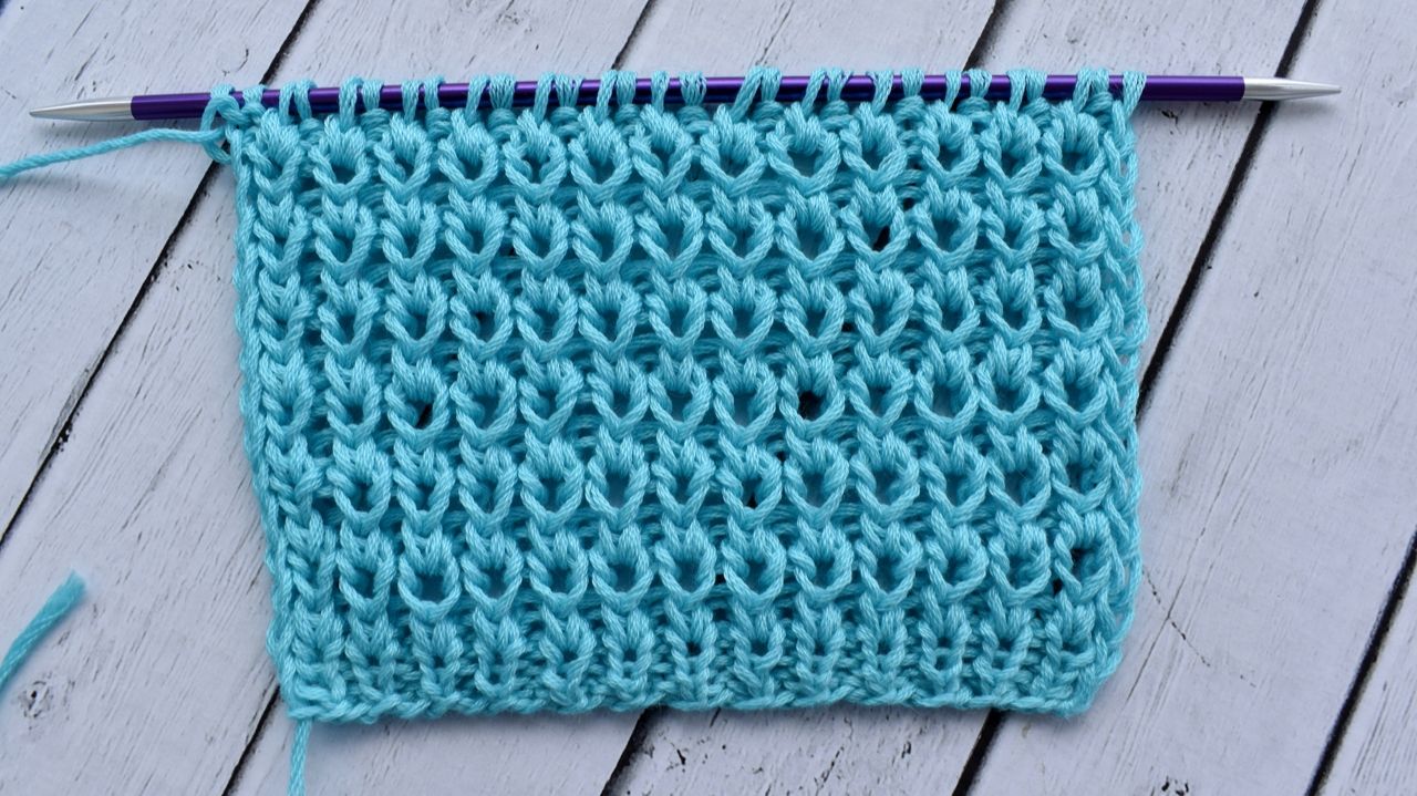 Красивый ажурный узор на основе резинки 1х1. Узор спицами для летних маек, топов и платьев