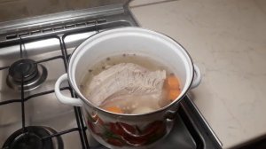 Сочная буженина из свинины вареная в кастрюле со специями.