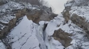 Зима в горах Дагестана, Хучнинский водопад зимой замёрзла, необычно красный пейзаж зимой на водопаде