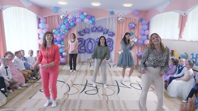Танец мам на выпускной. Улётное поздравление в детском саду. Мамы танцуют и поют.