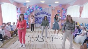 Танец мам на выпускной. Улётное поздравление в детском саду. Мамы танцуют и поют.