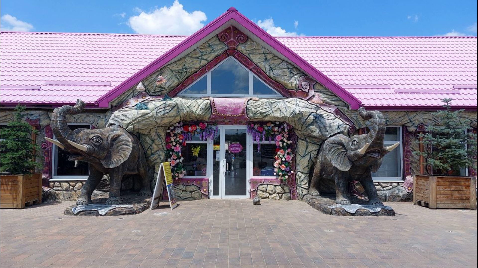 оформление фасада дома входная группа скульптуры Слонов