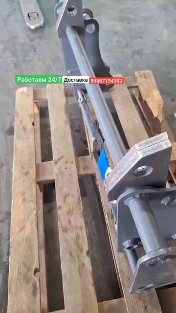 Рамка-быстросъём с крючками на ковш и вилы.