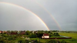 Необычная двойная радуга после дождя.
