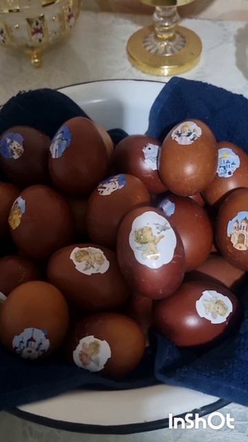 Красим пасхальные яйца.