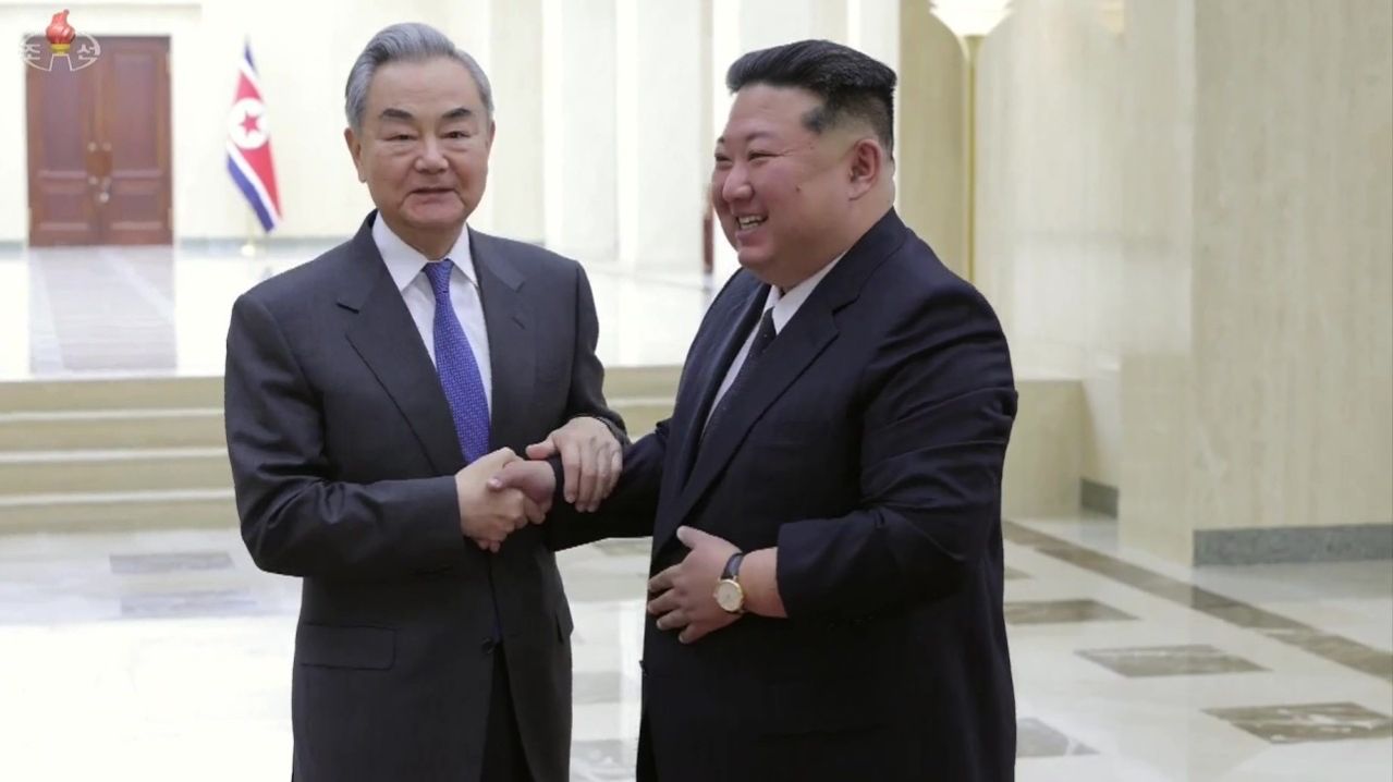 Ким Чен Ын принял министра иностранных дел КНР Ван И