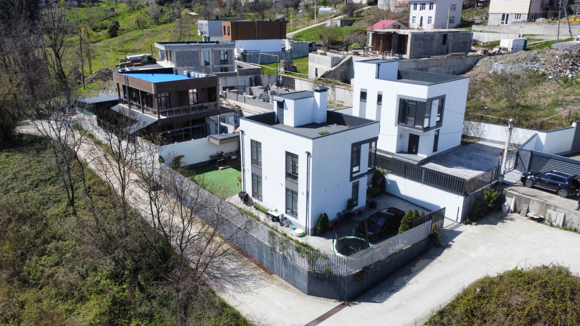 Дом в стиле хай‑тек в Сочи (Сергей‑Поле - Дагомыс): 127м², вид на лес и море, эксплуатируемая кровля