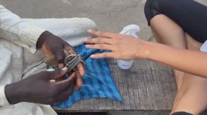 Уличный педикюр в Нигерии... Я сказал ей, что мы идем в салон красоты