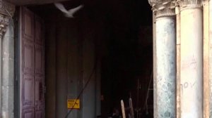 Двери храма Гроба Господня открыли перед церемонией схождения Благодатного огня.