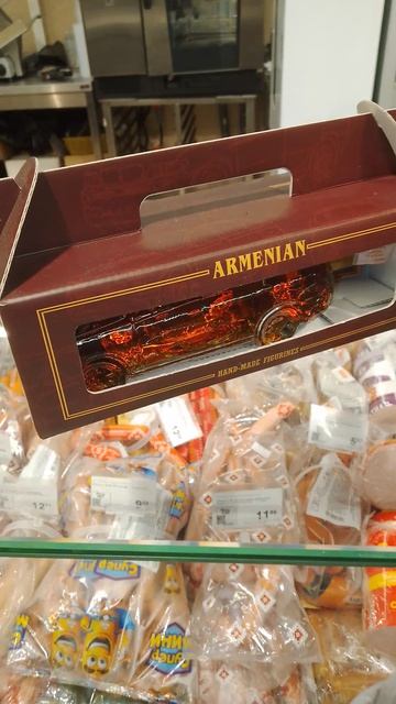 Стеклянная бутылка в виде машины