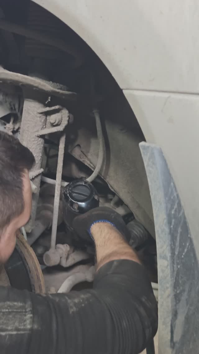 Замена передних рычагов подвески на Рено Колеос