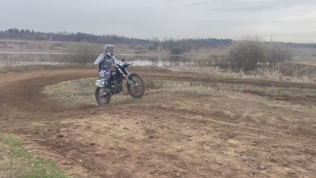 Школа мотокросса ZRT Тренировка прыжков и поворотов