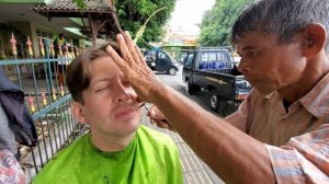 БРИТЬЕ в УЛИЧНОЙ ПАРИКМАХЕРСКОЙ за 60 рублей в Джокьякарте, ИНДОНЕЗИЯ 🇮🇩