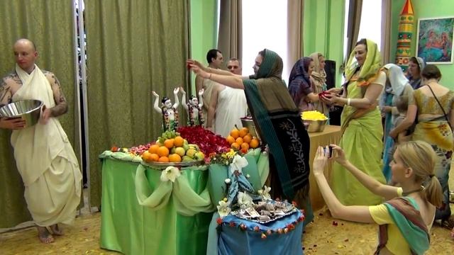 22 04 17 Пушпа абхишека в КЦ Гаура