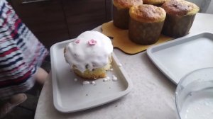 Украшаю куличи.