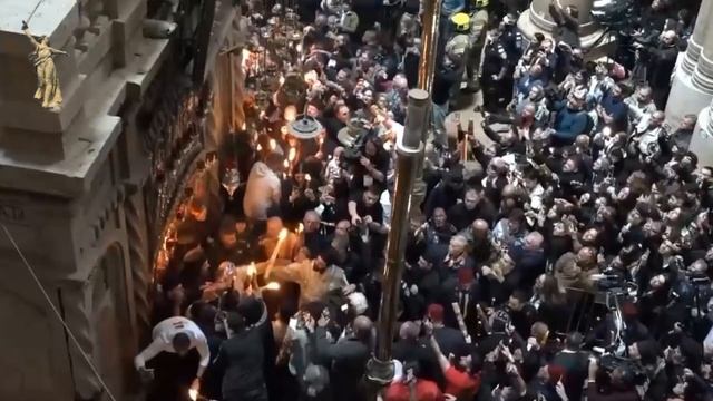 Благодатный огонь сошёл в храме Гроба Господня в Иерусалиме.

Делегация Фонда Андрея ...