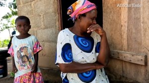 Скромная простая жизнь в Уганде. Пасхальные угощения для женщины. Слезы радости