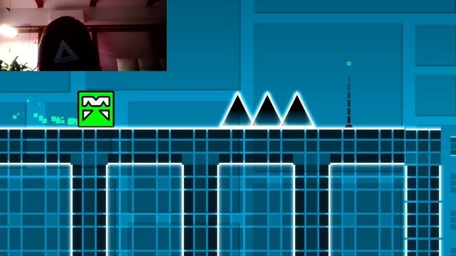 Я ИГРАЮ В GEOMETRY DASH В УРОВЕНЬ TIME MACHINE!😯