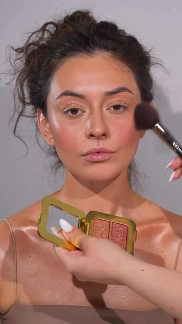 До сих пор выбираешь черные смоки для карих глаз?