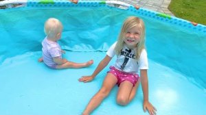 СОФУНЬЯ ШАЛУНЬЯ - СОФИЯ И НИКА СПАСАЮТСЯ ОТ ЖАРЫ.