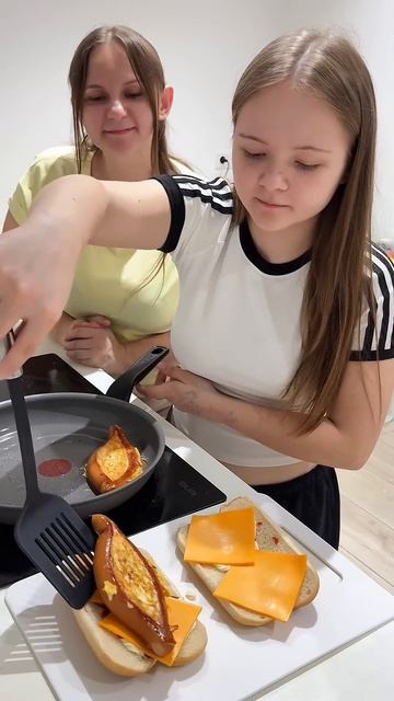 Самый простой рецепт яичницы с колбасой — готовится за считанные минуты.