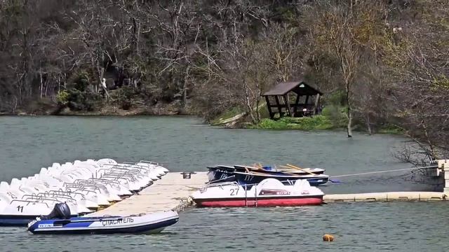 Кипарисовое озеро Сукко перед пасхой. Очень полноводное. Ручьи и водопады. Автор Дмитрий Сорвенков.
