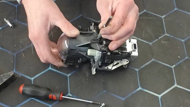 Volvo S80 XC70 Замена штатного отражателя на восстановленный.