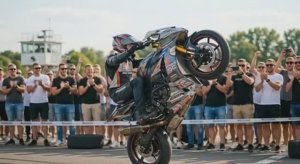 Крутой трюк на мотоцикле на одном колесе