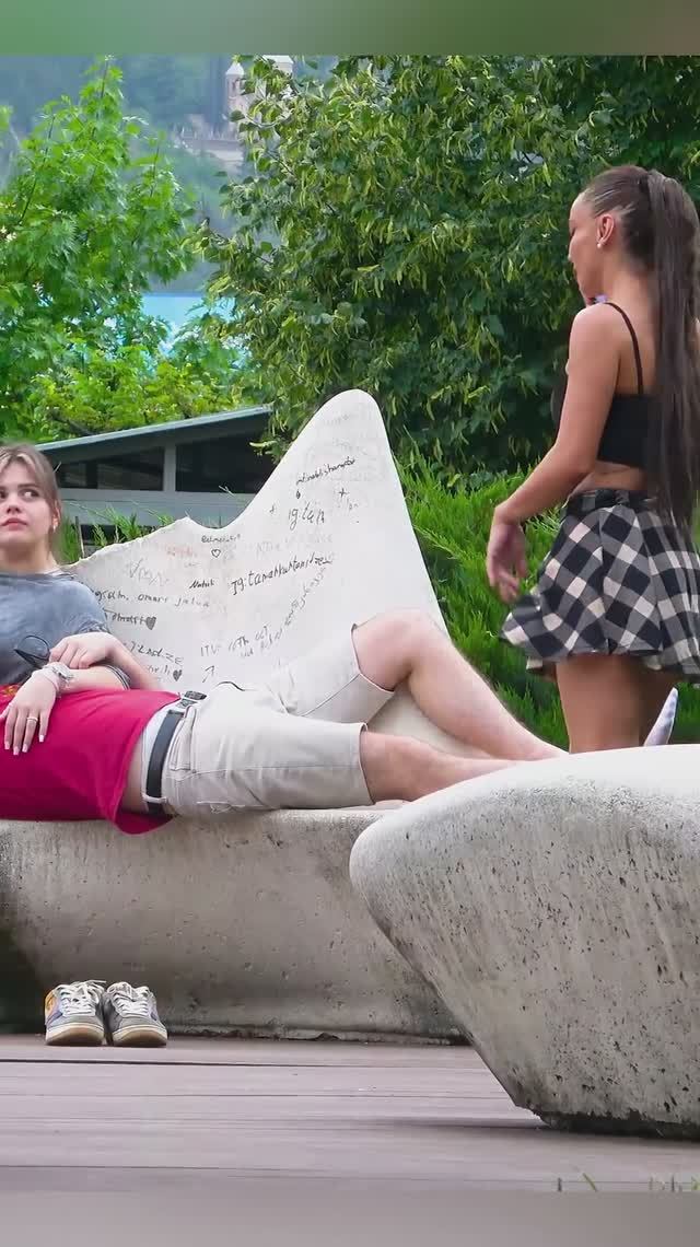 Сумасшедшая девчонка их шокировала! Вирусные реакции #смешно #юмор #комедия