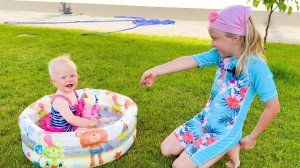 СОФУНЬЯ ШАЛУНЬЯ - СОФИЯ ПОКУПАЕТ ВСЕ ДЛЯ СЕСТРЫ.