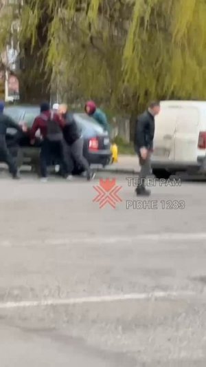 Жители Ровно устроили потасовку с сотрудниками ТЦК и отбили у них мужчину, – местные паблики