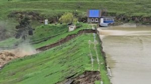 Момент прорыва дамбы в Дагестане. Даже смотреть страшно. Наводнение в Дагестане