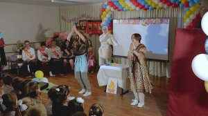 Старшеклассники развлекают юмористическими сценками на выпускном - видео съемка на заказ