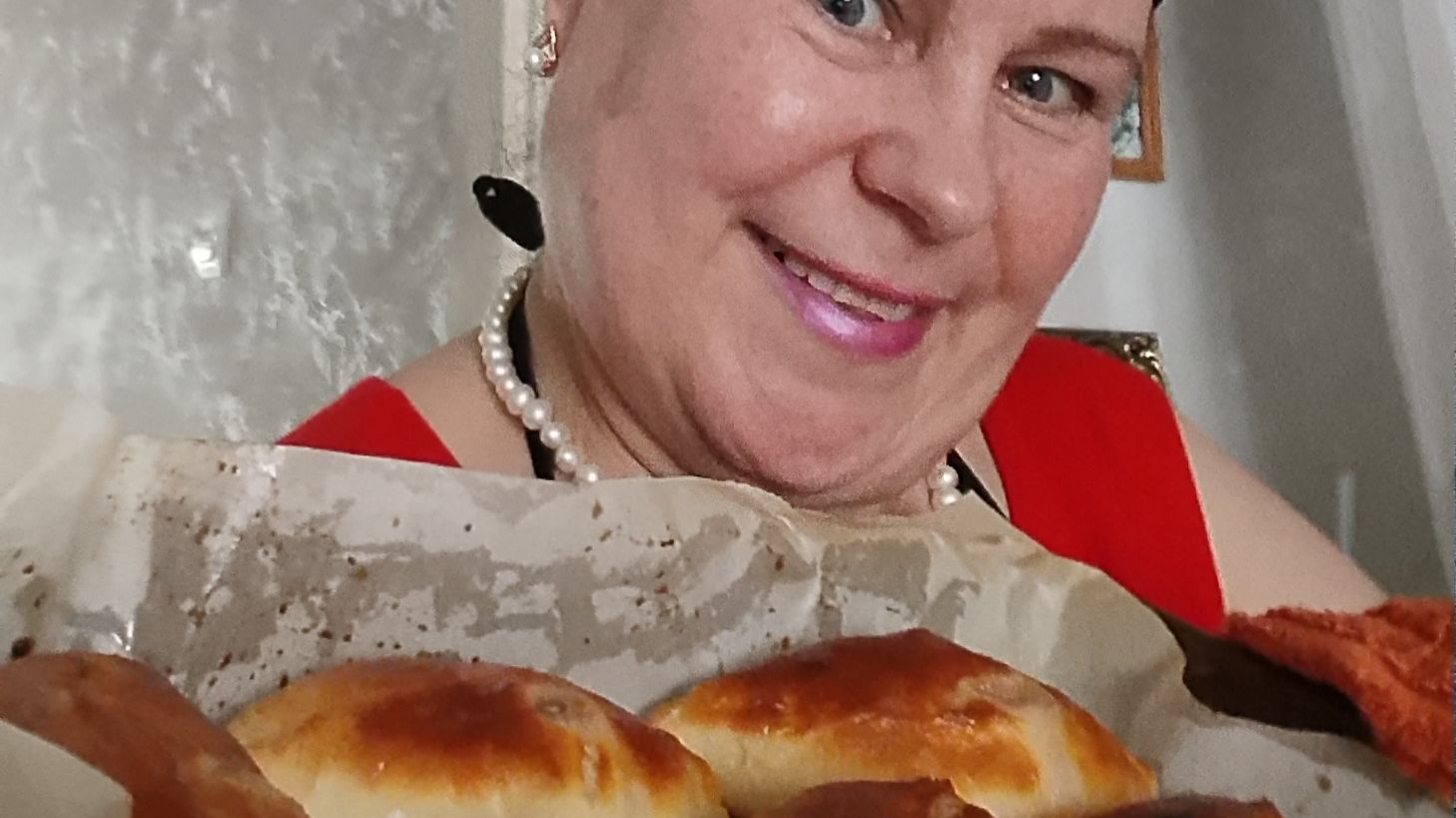 С Наступающей Пасхой,стряпаю сдобные пирожки с сардиной