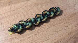 Браслет Конфетка из резиночек на рогатке