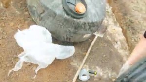 Перекопали весь участок для дренажа нас топит Нашли скважину