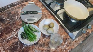 Субботний завтрак в середине апреля. Готовлю глазунью с крапивой, одуванчиком и зелёным луком.