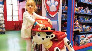 Настя_и_папа_в_магазине_игрушек_в_Лондоне