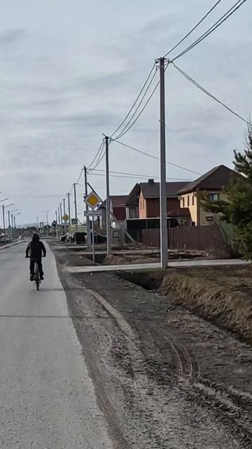 Этот парень всё для вас старается, показывает езду на одном колесе #велопоездка #велосипед #Тюмень