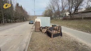 ЖИТЕЛЬНИЦА ЖЕЛЕЗНОГОРСКА ОБРАТИЛА ВНИМАНИЕ НА СТАРУЮ МЕБЕЛЬ РЯДОМ С МУСОРНЫМИ КОНТЕЙНЕРАМИ