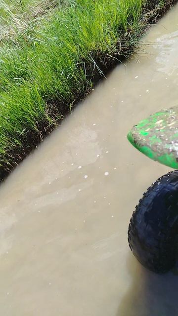 хотел проехать по луже но она оказалась сильно глубокой