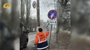 СПЕЦИАЛИСТЫ МКУ "ГКС" ЖЕЛЕЗНОГОРСКА ПРОВОДЯТ ОЧИСТКУ ДОРОЖНЫХ ЗНАКОВ И ОГРАЖДЕНИЙ