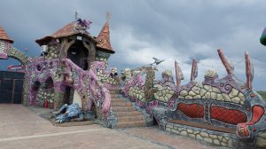 оформление фасада дома.  забор из  арт бетона.ступеньки.