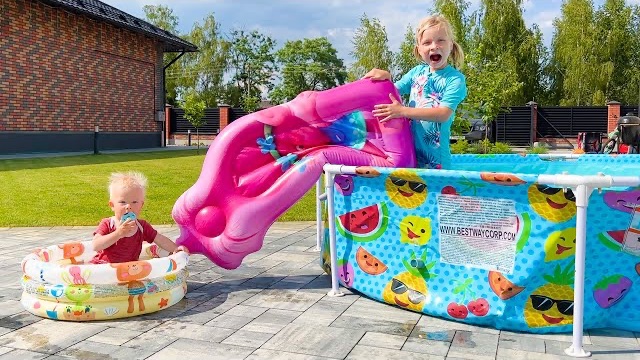 СОФУНЬЯ ШАЛУНЬЯ - СОФИЯ И НИКА ПЛАВАЮТ В СВОИХ БАССЕЙНАХ.