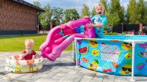 СОФУНЬЯ ШАЛУНЬЯ - СОФИЯ И НИКА ПЛАВАЮТ В СВОИХ БАССЕЙНАХ.