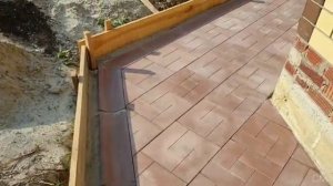 Отмостка для дома из плитки и отделка цоколя из камня