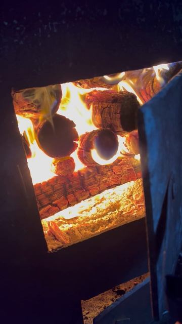 Какой сочный😋 треск горящих 🪵 #short#банька#жизнь в деревне